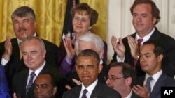 Tổng thống Obama được hoan nghênh khi ông đến phòng phía Đông của Tòa Bạch Ốc để nói về vấn đề cải tổ di trú, ngày 11/6/2013. 