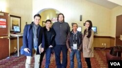 Dari kiri ke kanan: Arifin Putra, Iko Uwais, Gareth Evans, Yayan Ruhian dan Julie Estelle dari film 'The Raid 2: Berandal' di Festival Film Sundance 2014. (VOA/Vena Annisa)