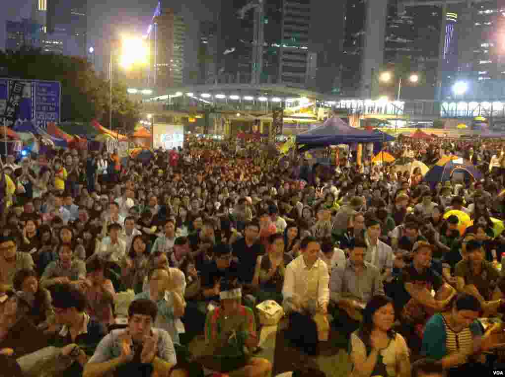 万余学生和市民周三晚在金钟继续集会抗议警察涉嫌暴力（美国之音海彦拍摄）