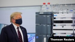 El presidente de EE.UU., Donald Trump, visita un centro de biotecnología en Morrisville, Carolina del Norte, el lunes 27 de julio de 2020.