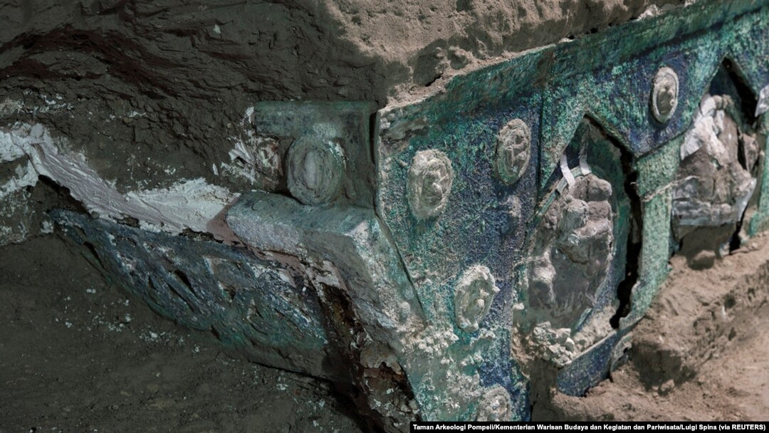Kereta upacara Romawi kuno ditemukan di sebuah penggalian di dekat kota Romawi kuno Pompeii. (Foto: Taman Arkeologi Pompeii/Kementerian Warisan Budaya dan Kegiatan dan Pariwisata/Luigi Spina via Reuters )
