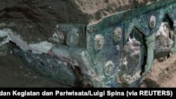 Kereta upacara Romawi kuno ditemukan di sebuah penggalian di dekat kota Romawi kuno Pompeii. (Foto: Taman Arkeologi Pompeii/Kementerian Warisan Budaya dan Kegiatan dan Pariwisata/Luigi Spina via Reuters )