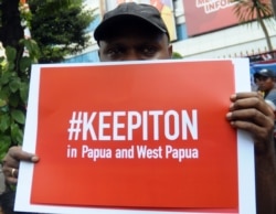 Seorang aktivis dalam unjuk rasa meminta pemerintah mencabut pemblokiran akses internet di Papua dan Papua Barat, di Jakarta, 23 Agustus 2019. (Foto: AFP)