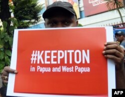 Seorang aktivis dalam unjuk rasa meminta pemerintah mencabut pemblokiran akses internet di Papua dan Papua Barat, di Jakarta, 23 Agustus 2019. (Foto: AFP)