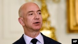 FILE - Jeff Bezos, người sáng lập và giám đốc điều hành Amazon.com, phát biểu trong Nhà Trắng, Washington, ngày 15 tháng 7, 2017.
