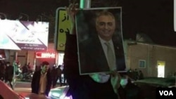 یک معترض عکسی از شاهزاده رضا پهلوی فرزند آخرین شاه ایران در دست دارد. 