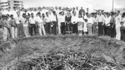 La primer tarea de Violeta de Chamorro fue enterrar miles de fusiles que entregaron los movimiento armados en el centro de la capital el 14 de septiembre de 1990. Foto de archivo de La Prensa