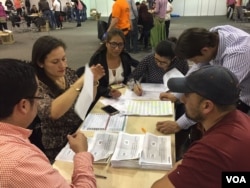 Counting ballots, Bogota, Colombia, Sunday, Oct. 2, 2016. (C. Mendoza/VOA)