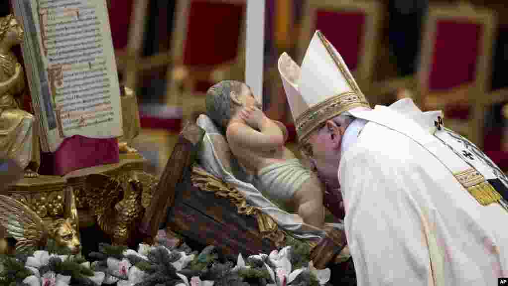 El papa Francisco besa la imagen del Niño Jesús en el Vaticano.