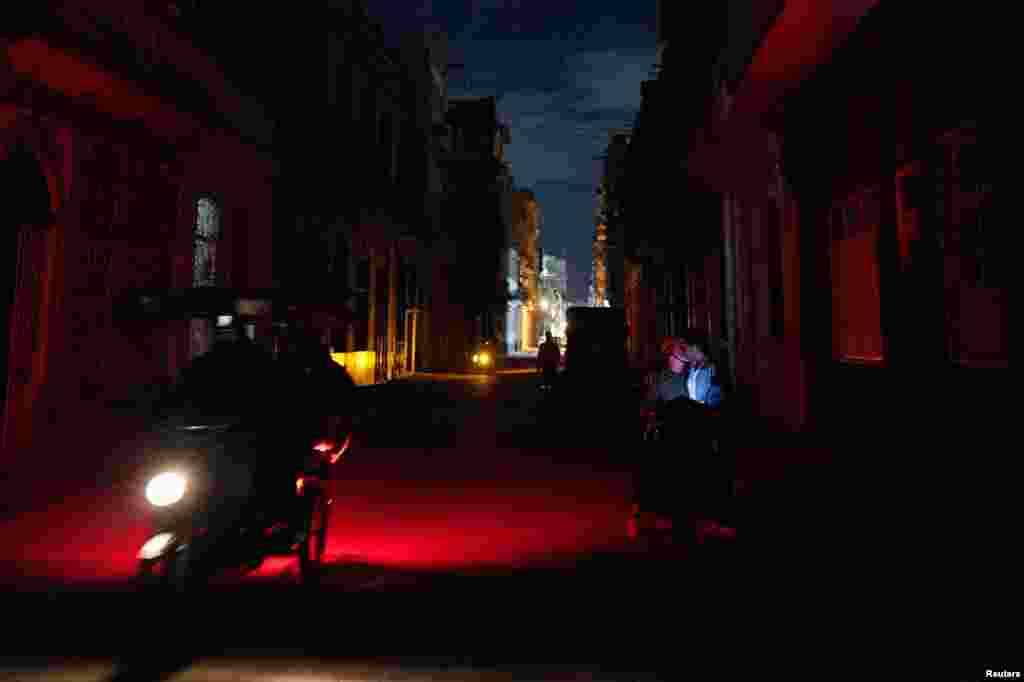 A couple kiss on the street during an electrical grid collapse in Havana, Cuba, Dec. 4, 2024.