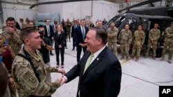 Menlu AS Mike Pompeo saat mengunjungi pasukan koalisi di pangkalan udara militer di Bagram, Afghanistan, Senin, 9 Juli 2018.