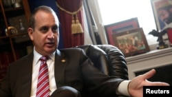 El representante republicano por Florida Mario Díaz-Balart busca condena a comentarios de Bernie Sanders sobre Cuba.