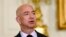Jeff Bezos, es el fundador y CEO de Amazon.com,. En esta foto de mayo 5 de 2016, aparece en el Salón de la Casa Blanca donde se realizan Cenas de Estado.