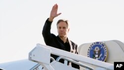 El secretario de Estado, Antony Blinken, saluda mientras aborda un avión, el martes 23 de abril de 2024, en la Base de la Fuerza Aérea Andrews, Maryland, de camino a China. 