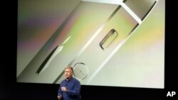 Phil Schiller, pimpinan pemasaran internasional Apple, memperkenalkan berbagai fitur model baru iPhone 5S yang hadir dalam berbagai warna baru, termasuk emas.