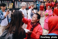 Warga Desa Bombay, Pulau Kei Besar, menyambut kedatangan tim dosen dari AS (foto dok. Vanessa Angelina).