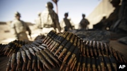 US Army soldiers stand near ammunition to be used at a shooting range at Camp Taji, north of Baghdad, Iraq, March 17, 2011 (file photo)