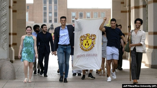 2020年3月13日赖斯大学学生继续毕业传统穿过学校主要拱门游行