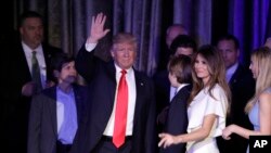 Donald Trump ak Madanm li, Melania Trump, nan sware eleksyon 8 novanm 2016 la.