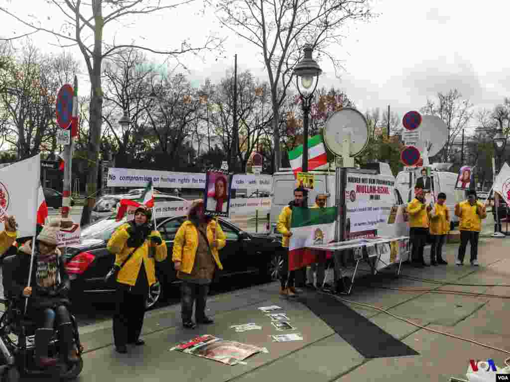 تجمع تعدادی از اعضای سازمان مجاهدین خلق در اعتراض به مذاکرات قدرت‌های جهانی با ایران در وین، اتریش