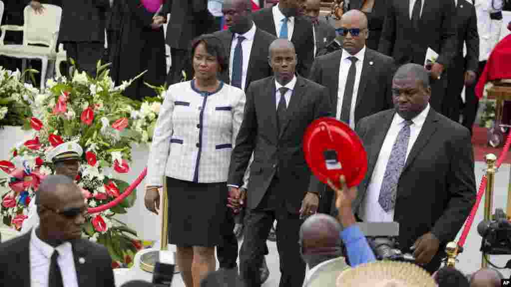 Le président d&#39;Haïti, Jovenel Moise, et son épouse Martine lors des funérailles de l&#39;ancien président René Préval à Port-au-Prince, Haïti, le 11 mars 2017.