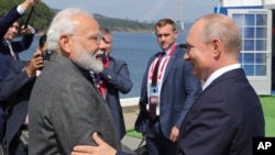 나렌드라 모디(왼쪽) 인도 총리와 블라디미르 푸틴 러시아 대통령이 지난 2019년 블라디보스토크 동방경제포럼 현장에서 환담하고 있다.