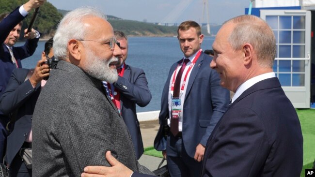 나렌드라 모디(왼쪽) 인도 총리와 블라디미르 푸틴 러시아 대통령이 지난 2019년 블라디보스토크 동방경제포럼현장에서 환담하고 있다.