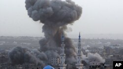 Smoke rises after an Israeli forces strike in Gaza City, November 17, 2012.