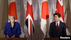 아베 신조 일본 총리(오른쪽)와 테레사 메이 영국 총리가 지난해 8월 도쿄에서 정상회담에 이어 공동기자회견을 했다.