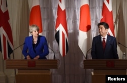테레사 메이(왼쪽) 영국 총리와 아베 신조 일본 총리가 31일 도쿄 영빈관 정상회담 직후 공동 기자회견을 진행하고 있다.