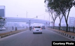 Hari Jumat pagi asap semakin tebal di Pekanbaru. (Foto: Arif RH)