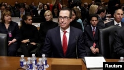 Steven Mnuchin, pilihan Donald Trump untuk mengepalai Departemen Keuangan, memberi kesaksian di depan Senat AS, Kamis (19/1).