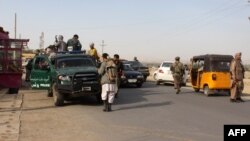 Lực lượng an ninh Afghanistan trong một cuộc tuần tra giữa lúc giao tranh đang diễn ra giữa các tay súng Taliban và lực lượng an ninh Afghanistan ở Kunduz, ngày 28/9/2015.