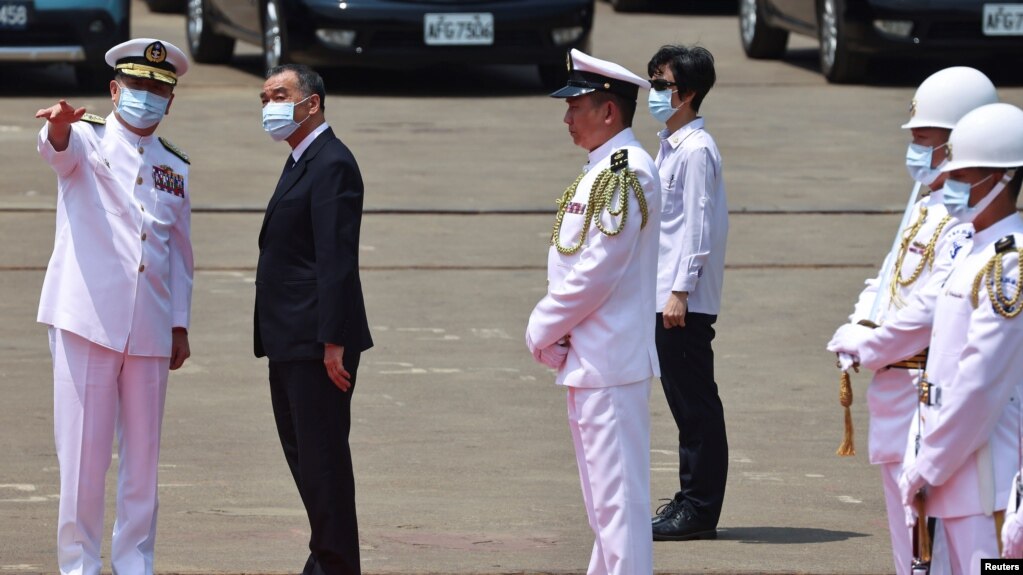 台湾国防部长邱国正在高雄视察海军（路透社2021年4月13日）(photo:VOA)