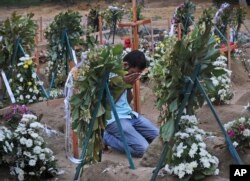 Un familiar de una de las víctimas de los ataques del Domingo de Pascua en Sri Lanka, visita el cementerio luego de la misa televisada de este domingo 28 de abril de 2019, pronunciada por el arzobispo de la nación Malcolm Ranjith, en Negombo.