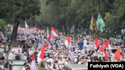 Ribuan umat Islam berunjuk rasa mendesak Mahkamah Agung menjamin majelis hakim yang menangani kasus dugaan penistaan agama yang dilakukan Gubernur DKI Jakarta Basuki Tjahaja Purnama bebas dari intervensi. (VOA/Fathiyah Wardah)