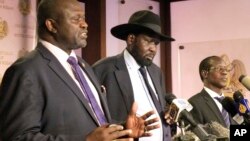 Le Sud-soudanais Riek Machar,à gauche et Salva Kiir, le président du Soudan du sud, et James Wani Igga, en conférence de presse à Juba, Soudan du sud, le 8 juillet 2016.