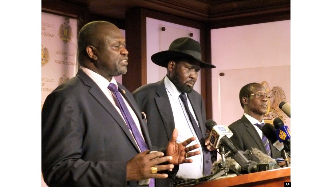 South Sudan Riek Machar (left), South Sudan President Salva Kiir, and James Wani Igga, Vice president hold a press conference at Presidential palace in Juba, South Sudan, July 8, 2016.