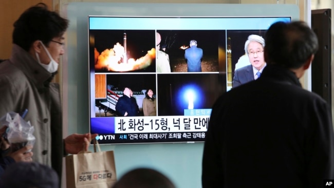 人们在首尔火车站观看有关朝鲜发射导弹的电视新闻(2017年11月30日) 
