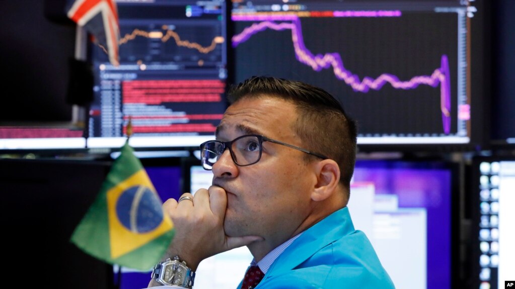 El especialista Paul Cosentino en la Bolsa de Valores de Nueva York, el lunes 5 de agosto de 2019. (AP Foto/Richard Drew)