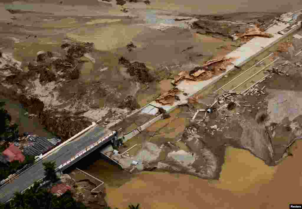 An aerial view shows a collapsed bridge on the outskirts of Acapulco, Mexico, Sept. 20, 2013. Acapulco has suffered some of the worst of the flooding when two tropical storms, Ingrid and Manuel, bore down on Mexico from the Pacific and the Atlantic.