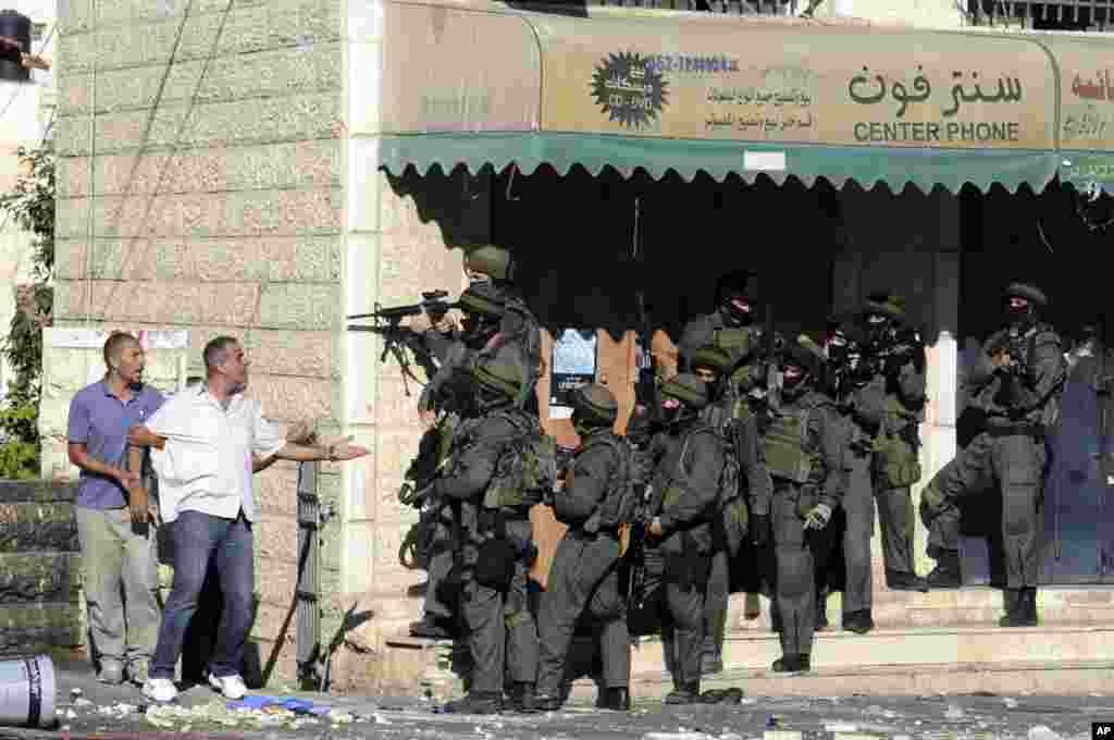 Fələstinlilər İsrailin sərhəd polisi ilə mübahisə edir - Qüds, 2 iyul, 2014 &nbsp;
