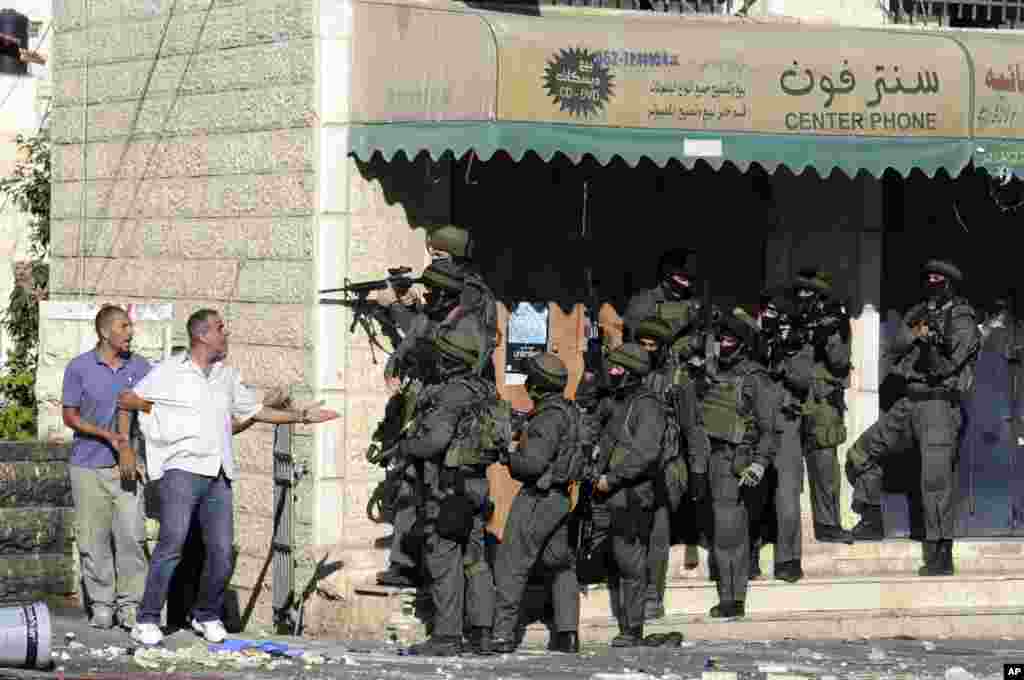 A Palestinian argues with Israeli border police in Jerusalem, July 2, 2014.