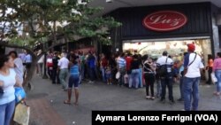 Los venezolanos invierten hasta cinco horas al día en largas filas para comprar comida.
