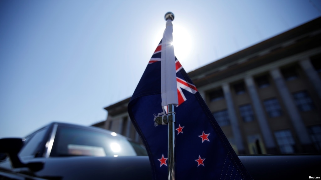 一辆挂有新西兰国旗的轿车停在北京人大会堂前等待新西兰总理阿德恩。（2019年4月1日）(photo:VOA)