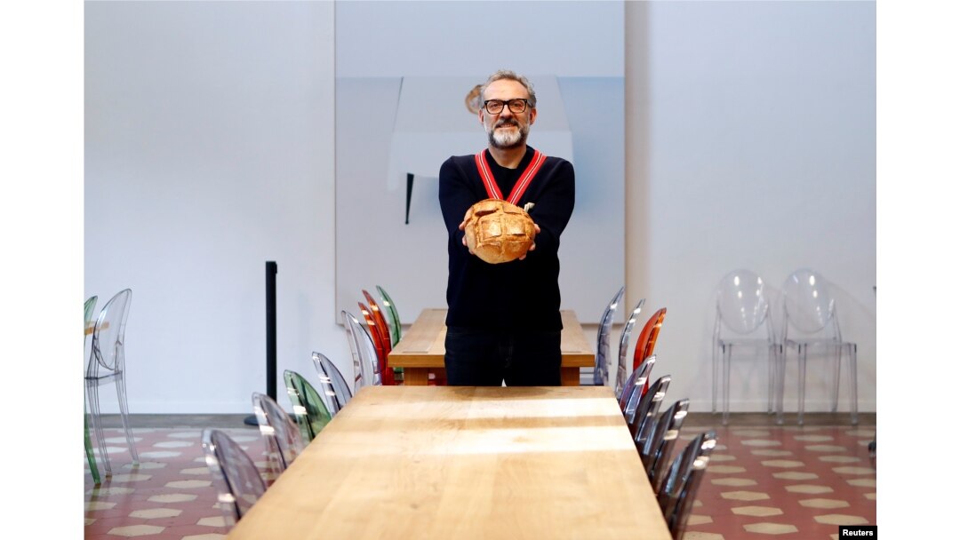 Koki berbintang Michelin Massimo Bottura berpose di Refettorio Ambrosiano di Milan, Italia 18 Desember 2017. (Foto: Reuters)