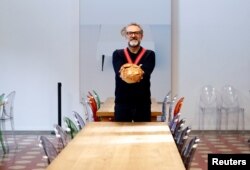 Koki berbintang Michelin Massimo Bottura berpose di Refettorio Ambrosiano di Milan, Italia 18 Desember 2017. (Foto: Reuters)