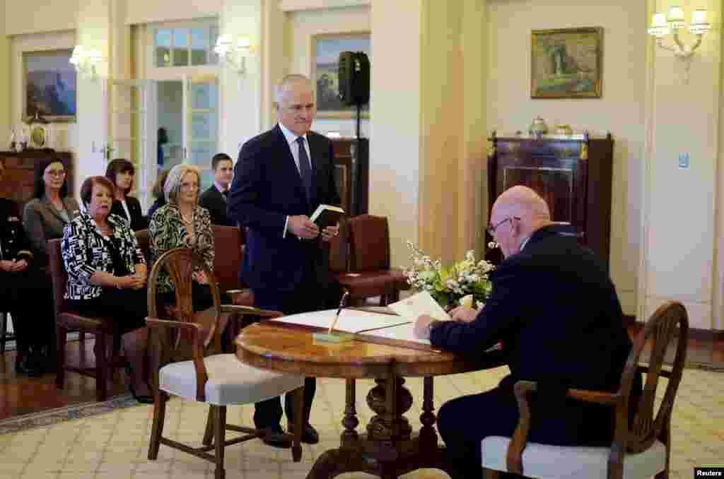 Malcolm Turnbull is sworn in as Australia&#39;s 29th prime minister&nbsp;by Australia&#39;s Governor-General Peter Cosgrove (right) at Government House in Canberra, Sept. 15, 2015.&nbsp;
