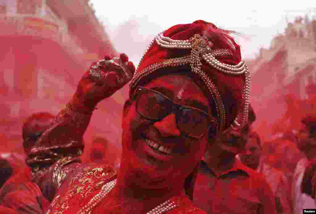Một người đàn ông nhảy múa trong một đám rước lễ đầy màu sắc mà địa phương gọi là &quot;Badshah ki Sawari&quot; trong lễ hội Holi ở Ajmer, bang hoang mạc Rajasthan thuộc Ấn Độ.