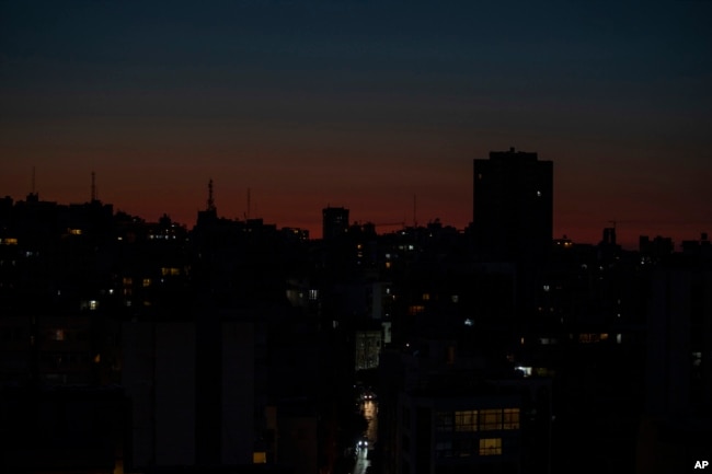 Lübnan'ın başkenti Beyrut gece elektrik kesintileri nedeniyle karanlıkta kalıyor.